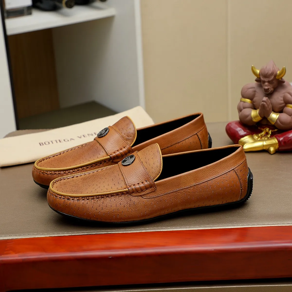 Men's men's shoes 💰440 [BV] 👟👟 Italian luxury brand Made with imported cowhide technology to highlight high-end men's taste of light luxury life [color] [color] Masters with ten years of manual experience create classic weaving 🌴 The inner top layer 🐮 lining 💯😘 The top quality inherits the brand craftsmanship! Color, code number 39-44 (38.45. Can be customized)